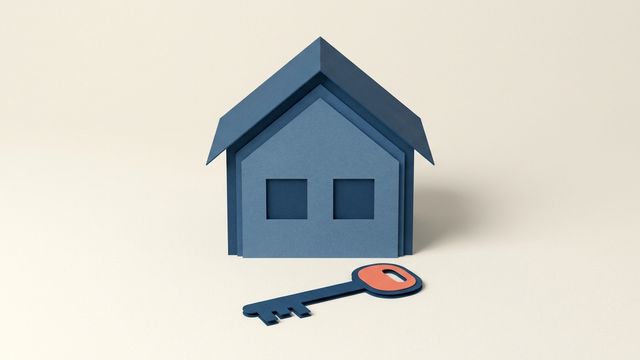 Пластилиновый конверт с сургучной печатью и коралловый ключ рядом с ним