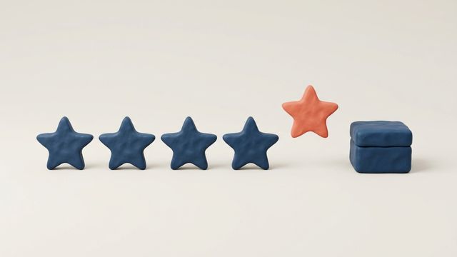 Пять пластилиновых звёзд рейтинга в ряд, пятая коралловая и приподнята, рядом коробка