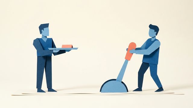 Два одинаковых листа коммерческого предложения на столе, подсвечены разными цветами акцентных фраз