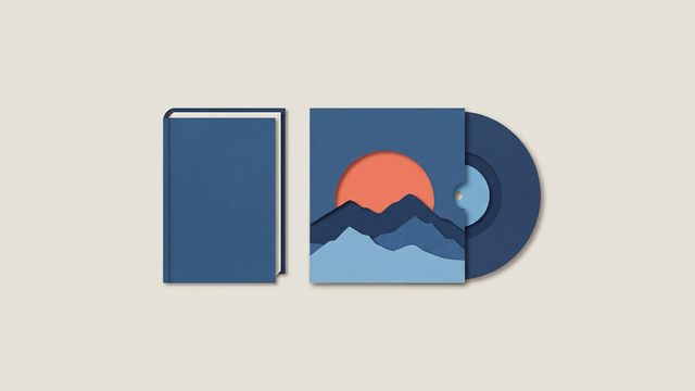 Бумажная книга с пустой обложкой рядом с виниловой пластинкой в конверте с коралловым солнцем над горами