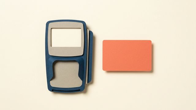 Изометрическая сцена: два платёжных терминала с разными панелями настроек соединены одной линией с диалоговым окном
