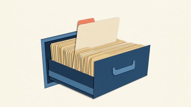 Стопка одинаковых карточек с одним вопросом среди разной переписки на столе