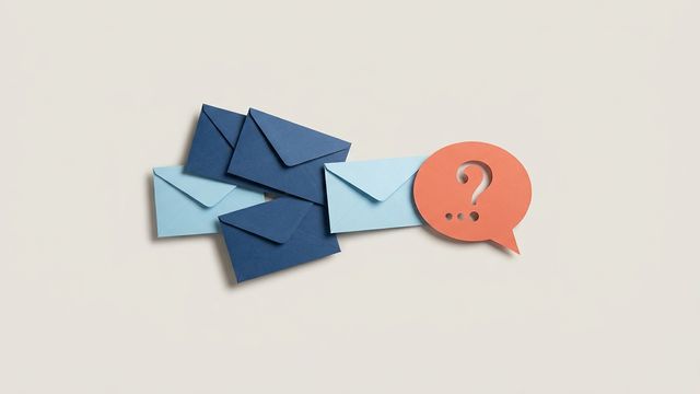 Веер синих бумажных конвертов разлетается вправо, навстречу возвращается одно коралловое облачко чата
