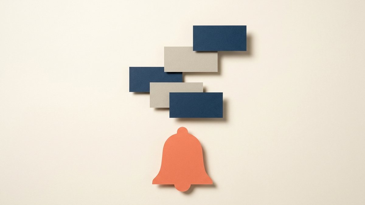 Пластилиновая панель ночных оповещений с единственным подсвеченным индикатором баланса на тёмном экране кабинета